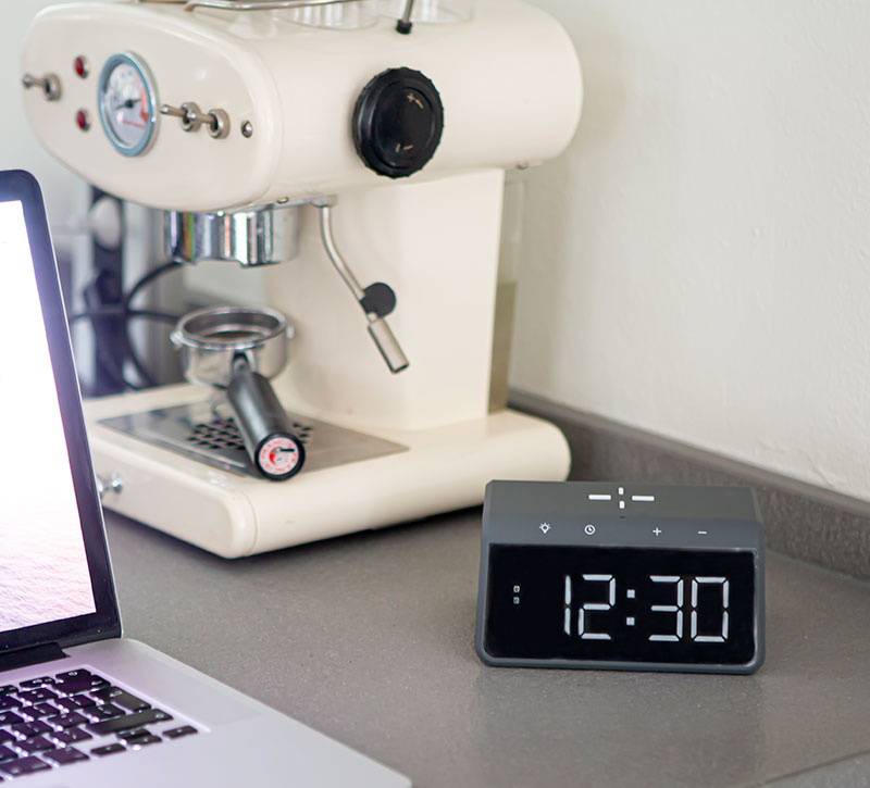 Digitaler Wecker - drahtloses Ladegerät für Telefone - Wecklicht - Space Grau (HCG019QI-SG) – Bild 7